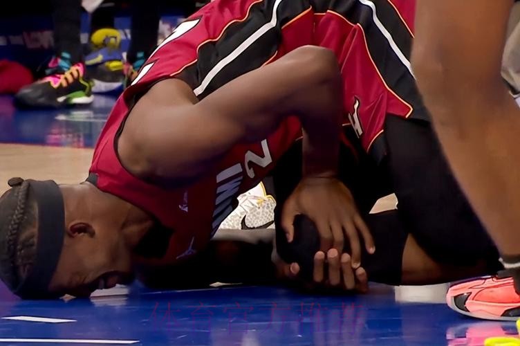 巴特勒受伤时还跟希尔德笑骂:闭上你的臭嘴!唉我的膝盖…… 巴特勒受伤时还跟希尔德笑骂:闭上你的臭嘴!唉我的膝盖……